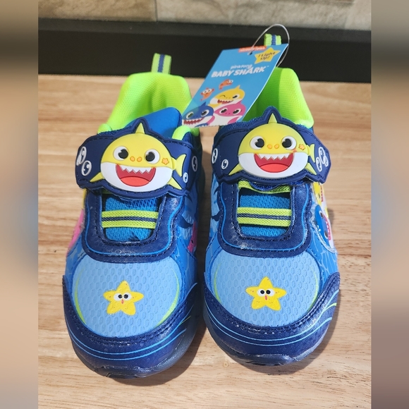 NWT Baby Shark Toddler Boys Light Up Athletic Sneakers. Without box - Picture 1 of 5